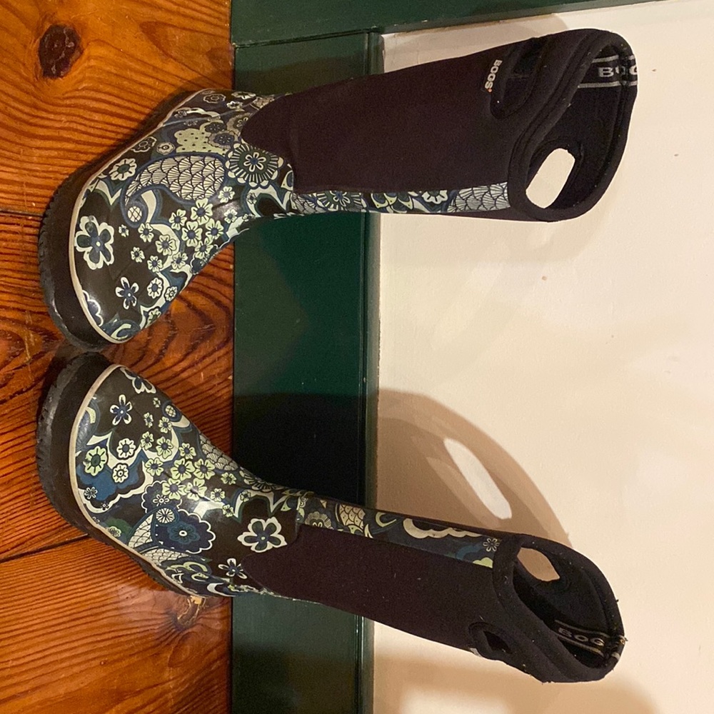 Gently used women’s size 7 black high Bogs with blue and black paisley design.